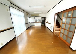 【その他】 | 桐山寮 | 広々とした食堂です。奥にはキッチンがあり食事付の社宅として活用することも出来ます。