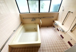 【浴室】 | 桐山寮 | 共同のお風呂です。シャワーもあります。