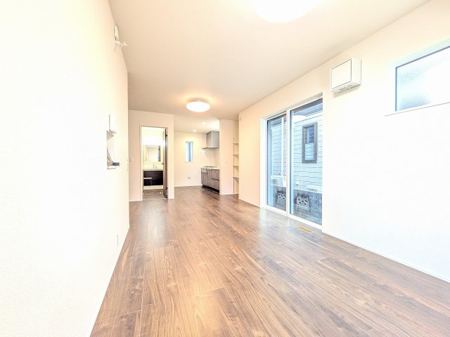 八王子市　散田町　新築一戸建て　２期の居間・リビング|～14.7帖の明るいLDKで家族団欒の時間をお過ごしいただけます～