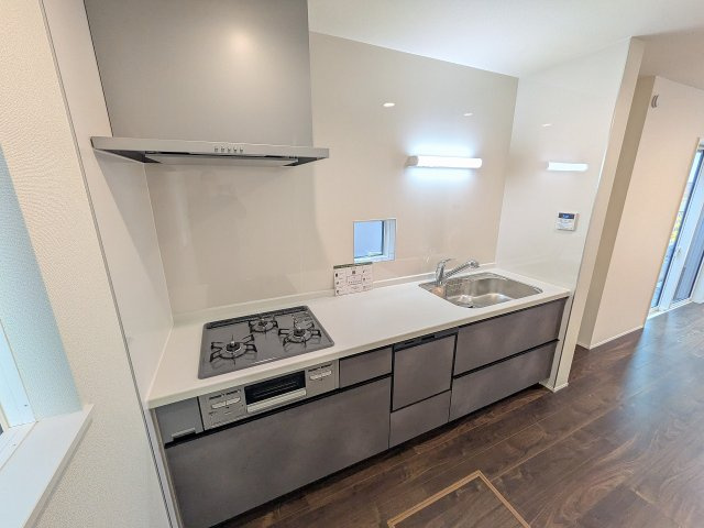 八王子市　散田町　新築一戸建て　２期のキッチン|～3口コンロと広い調理台でお料理が捗ります～