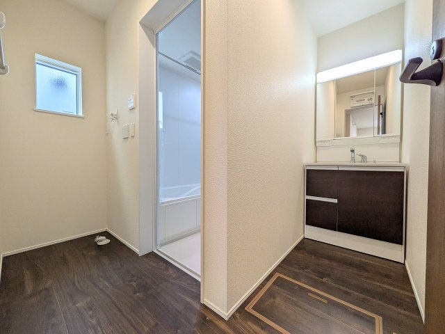 八王子市　散田町　新築一戸建て　２期の脱衣所|～窓付きで明るい洗面所　換気もしやすいです～