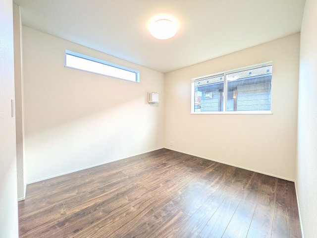 八王子市　散田町　新築一戸建て　２期の寝室|～2階6.1帖の主寝室　ベッドなど大型家具のレイアウトもしやすい広さです～