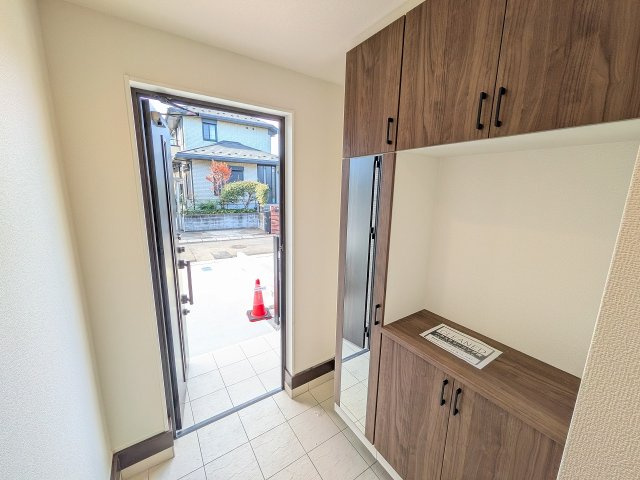 八王子市　散田町　新築一戸建て　２期の玄関|～玄関は安心のWロックキーを採用～