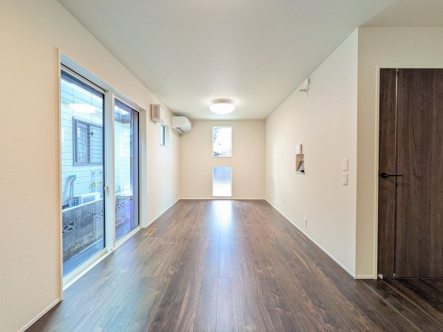 八王子市　散田町　新築一戸建て　２期の居間・リビング|～14.7帖の明るいLDKで家族団欒の時間をお過ごしいただけます～