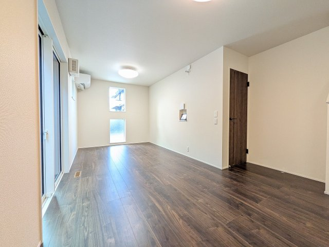 八王子市　散田町　新築一戸建て　２期の居間・リビング|～14.7帖の明るいLDKで家族団欒の時間をお過ごしいただけます～