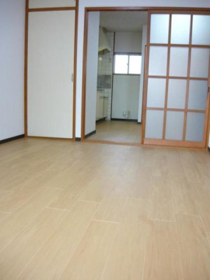 【居間・リビング】 | Ｖｉｌｌａｇｅポポ | こちらのリビングで趣味の時間をお楽しみください