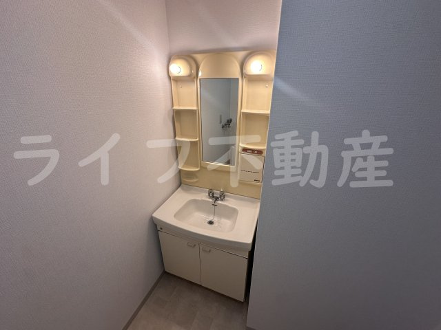 シンフォニーレジデンス石切の独立洗面台|朝の支度にも助かる、独立の洗髪洗面化粧台