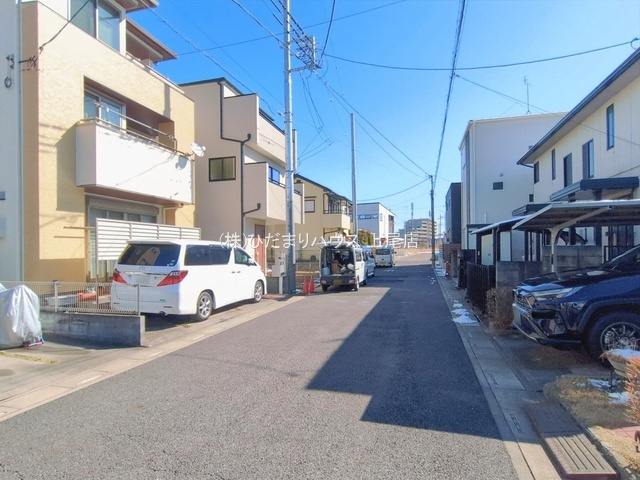 見沼区東大宮6丁目68　新築戸建　ハートフルAの前面道路含む現地写真