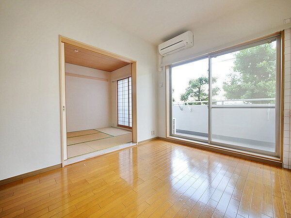 ファミールヴィラ多摩の居間・リビング