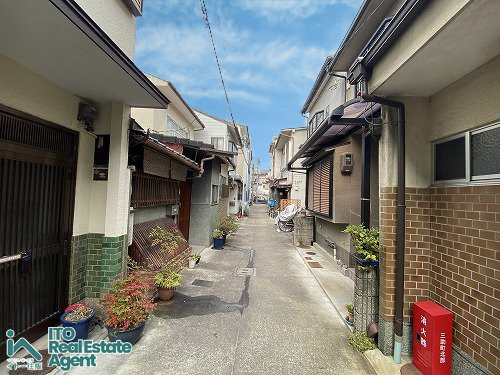 上・三助町 中古戸建の前面道路含む現地写真