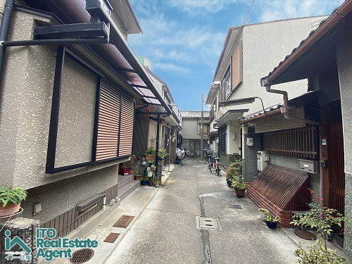 上・三助町 中古戸建の前面道路含む現地写真