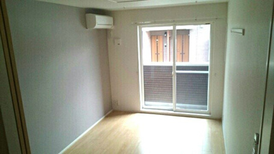 【居間・リビング】 | ヴェルデⅡ | こちらの居間で趣味の時間をお楽しみください