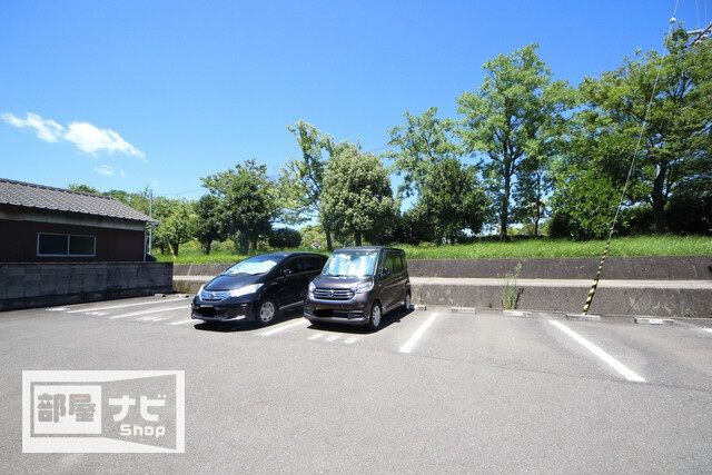 フォブールひうちの駐車場