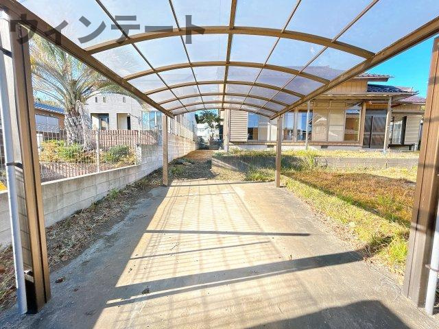 龍ケ崎市古城　中古戸建の外観|【リフォーム中　11/29更新】駐車場です。２台分の内１台分にはカーポートもついております。大切なお車を雨風から守れますし、荷物の出し入れにも便利です。