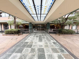  | 緑に囲まれた、明るいステンド… 