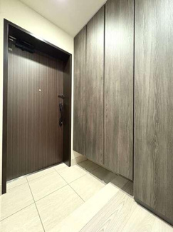  | 玄関は共用廊下から室内が見え… 