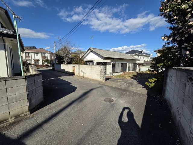 桐生市広沢町二丁目　中古戸建の前面道路含む現地写真