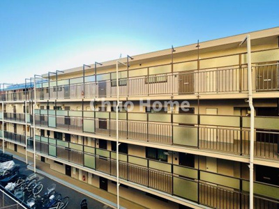 【エントランス】 | グリーンパーク第8綾瀬 | 【エントランス】マンションのエントランスは、その物件の印象を決める、顔とも言える場所です。毎日通る場所ですからきれいなのが一番です。