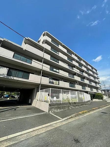 トーカンマンション枚方牧野の外観|新しい生活にいかがでしょうか？外観はお住まいの顔になります。こだわりたいポイントですね。水回りリフォームやリノベーションも承ってます。
■現地見学・資金計画相談・住宅ローン相談もお問合せ受付中■