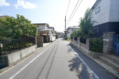 【前面道路含む現地写真】 | 倉敷市玉島柏台４丁目　74坪の整形地　高台に位置し水島にも近い | 東側が道路ですので、朝日が入りやすいです