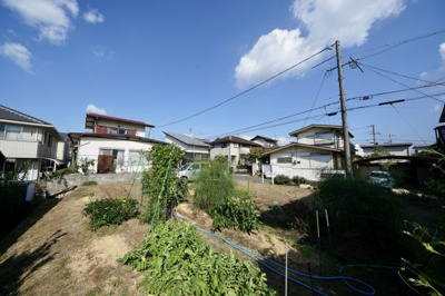 【外観】 | 倉敷市玉島柏台４丁目　74坪の整形地　高台に位置し水島にも近い | 道路の反対側から見た写真になります