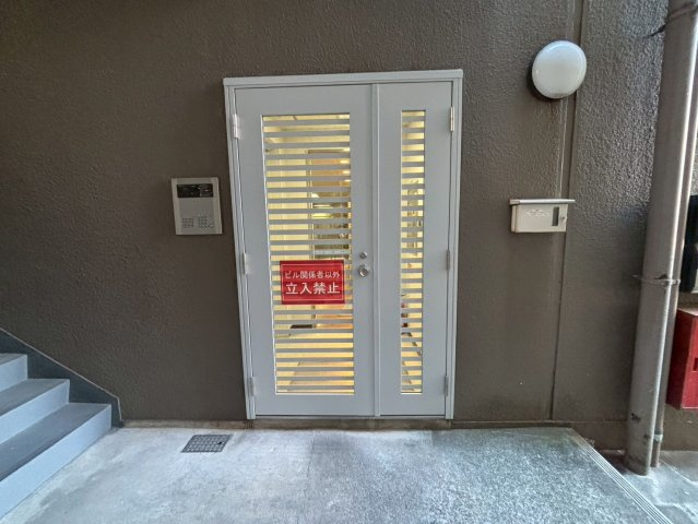 岡崎フロントビルのエントランス