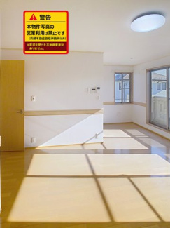 【居間・リビング】 | サントレージュ | 居間です