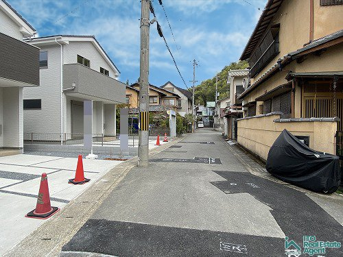 修学院千万田町 新築戸建(2号地)の前面道路含む現地写真