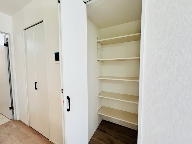 八重瀬町東風平Ⅲ　1号棟の収納|※建築中の為、同社施工例となります。
※サンプル写真となります。