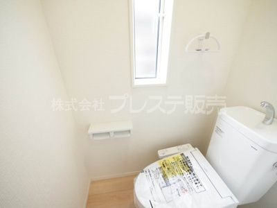 【トイレ】 | 奈良市押熊町の新築一戸建 全２区画 | 現地写真（１号地１階トイレ）温水洗浄便座を標準装備！
