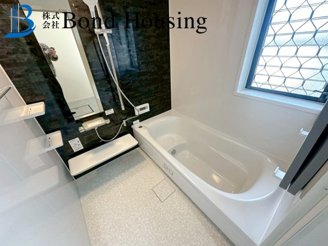 角地につき陽当り・通風良好　玉津町高津橋　築27年の浴室