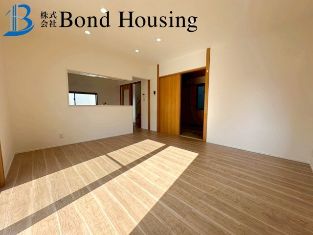 角地につき陽当り・通風良好　玉津町高津橋　築27年の居間・リビング