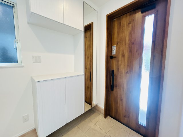 八重瀬町東風平Ⅲ　2号棟の玄関|※建築中の為、同社施工例となります。
※サンプル写真となります。