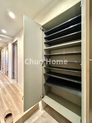 コスモ一之江の玄関|【玄関】玄関には大型のシューズクローゼットを設置しておりますのでいつでもスッキリりとした空間を保てます。玄関周りを清潔に使うのはとても大事なことですよね。