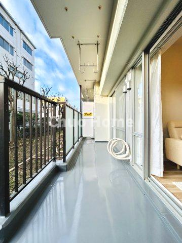 コスモ一之江のバルコニー|【バルコニー】幅もあって、奥行きもあるゆとりのバルコニー。洗濯物を干したり乾かしたりだけでなく、ただ出てみるだけでも気持ちいいですよ。