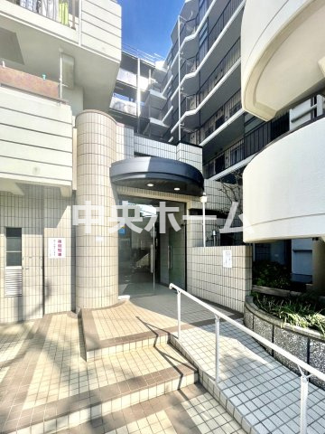 コスモ一之江のエントランス|【エントランス】マンションのエントランスは、その物件の印象を決める、顔とも言える場所です。毎日通る場所ですからきれいなのが一番です。エントランス内はオートロックですので暮らしの安全も確保されています。