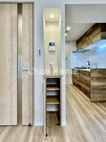 コスモ一之江のセキュリティ|【モニターホン】誰が来たかすぐにわかるカラーモニター付きインターホン。通話ボタンを押すまでは室内の音は漏れていませんので相手を確かめてから応対できます。