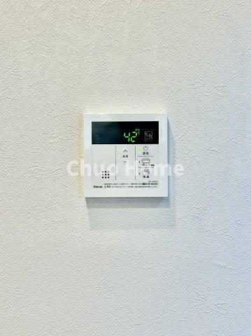 コスモ一之江の発電・温水設備|【給湯リモコン】外での一日を忘れさせてくれるオートバス機能でお好みの湯量・温度に調整された浴槽。