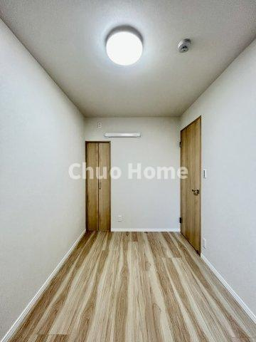 コスモ一之江の寝室|【寝室】心と体をゆったりと安らげる主寝室。寝室のゆとりが大きい分だけ、暮らしの安らぎは深まります。一日の疲れを癒すだけでなく、ご夫婦の親密な語らいを紡ぎ出します