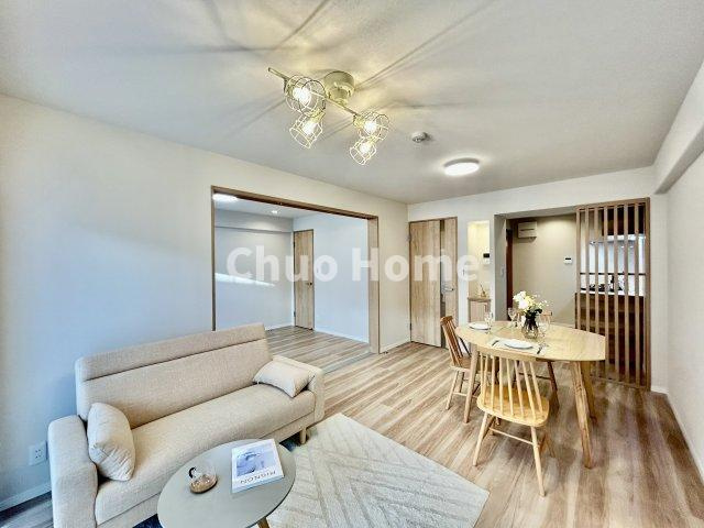 コスモ一之江のキッチン|視界に広がりを生むオープンなキッチン。料理や片付けをしながら、家族との会話を楽しんだり、リビングで遊ぶ子どもを見守れます。ご見学時には家具の配置などもイメージしながらぜひご覧になって見て下さい。