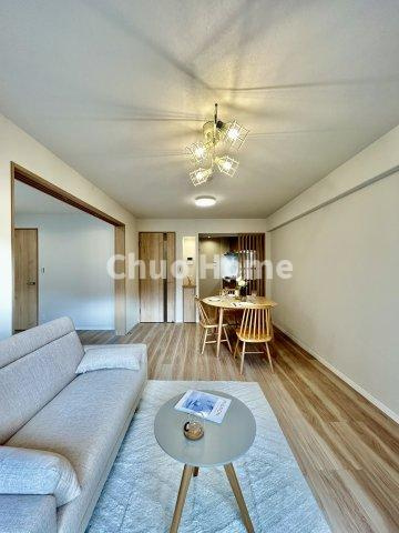 コスモ一之江の居間・リビング|【リビングダイニング】一日の中で多くの時間を過すことになるリビングダイニングだからこそ、いつも穏やかな空間であることが必然。爽やかな通風と採光を存分に感じる事が出来る空間です。