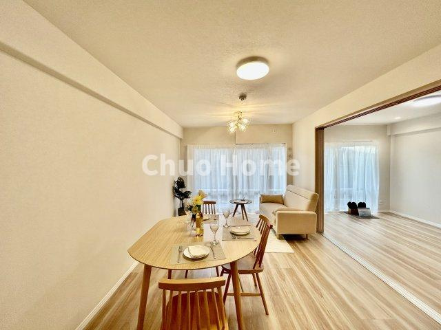 コスモ一之江のダイニング|【ダイニング】忙しい朝でも、しっかり家族が揃って食事をして頂けるゆとりある大きさのダイニングスペース。奥様が作る手料理をカウンター越しに受けとって頂き、テーブルで囲む素敵な時間を存分に愉しんで下さい。