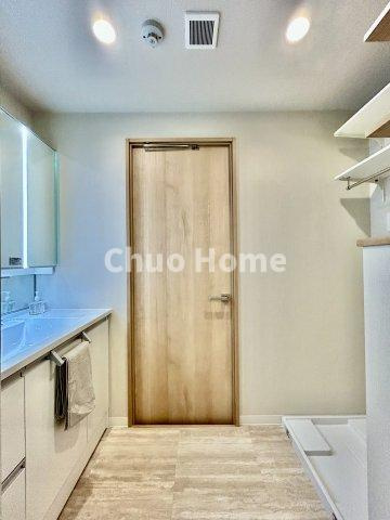 コスモ一之江の脱衣所|【洗面所】明るい洗面所は朝をすっきりさせてくれる空間です。バタバタしている忙しい朝でも収納が多い洗面台では短い時間で効率良く支度ができます。