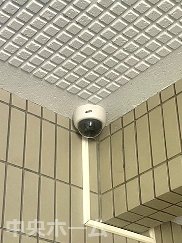 コスモ一之江の防犯設備|【防犯カメラ】何かあった時の大事な証拠になることももちろんなりますが、防犯というくらいですので大事なのは防犯カメラがあることによって抑止力につながることですよね。