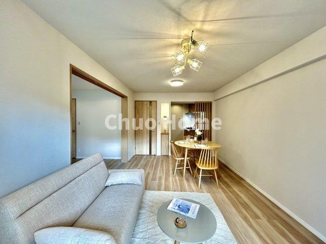 コスモ一之江の居間・リビング|【居間・リビング】「ＬＤＫは家族団らんをデザイン」広いＬＤＫでは家族が集まり一緒の時間を過ごせる工夫がされております。何気ない一日の当たり前のひとコマがいつか一生の宝物になります