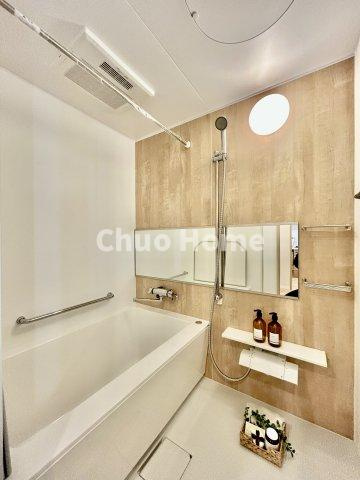 コスモ一之江の浴室|【バスルーム】暖房換気乾燥機付きシステムバスルーム。暖房・冷風・換気・乾燥など、毎日を快適に過ごせるうれしい機能が揃っています。雨の日の洗濯物も安心です。