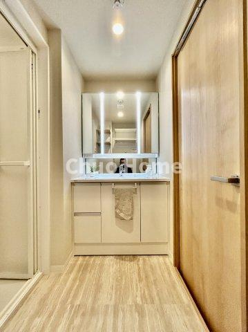 コスモ一之江の独立洗面台|【洗面化粧台】洗面化粧台には三面鏡を採用。身だしなみを整えやすい事はもちろんですが、鏡の後ろに収納スペースを設ける事により、散らかりやすい洗面スペースをすっきりさせる事が出来るのも嬉しいですね