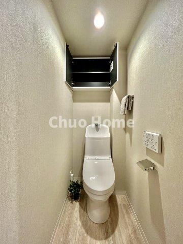 コスモ一之江のトイレ|【トイレ】 収納スペースをしっかりと確保した温水洗浄便座機能付きトイレ。温水洗浄便座は清潔にお使いいただくための大切なアイテムです。