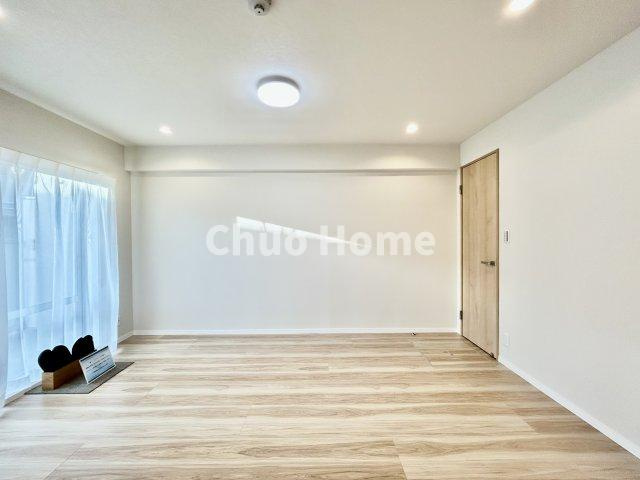 コスモ一之江の洋室|【洋室】快適に過ごす条件は、一人ひとり違います。だからこそ飾り過ぎないシンプルな内装と偏り過ぎないデザインで統一しております。居住していく中でオーナー様だけの【マイホーム】に創り上げて下さい