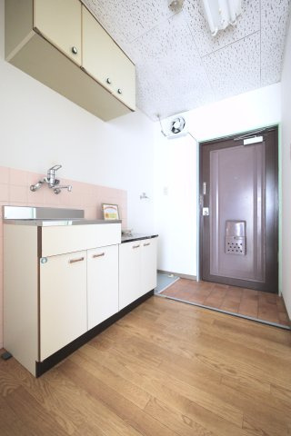 ロイヤル神田の玄関|※写真は別の部屋のものです。